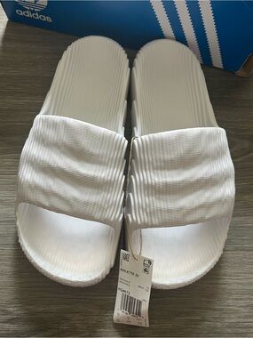 Adidas Originals Adilette 22 Slides
Beige Men's Size 10 GX6950